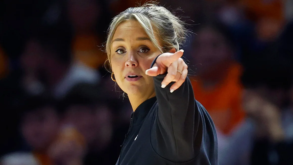 JUST IN : Tennessee women’s basketball coach Kim Caldwell returns to sidelines after giving birth to first child last week